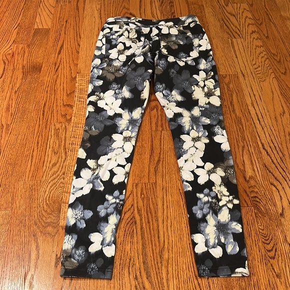 Hue Woman’s Flower Jeans Size S - Picture 5 of 7